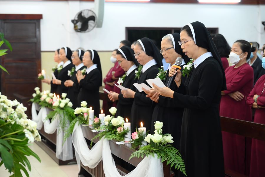 Các nữ tu dòng Mến Thánh Giá Gò Vấp lặp lại lời tuyên khấn tại giáo xứ Tân Hiệp