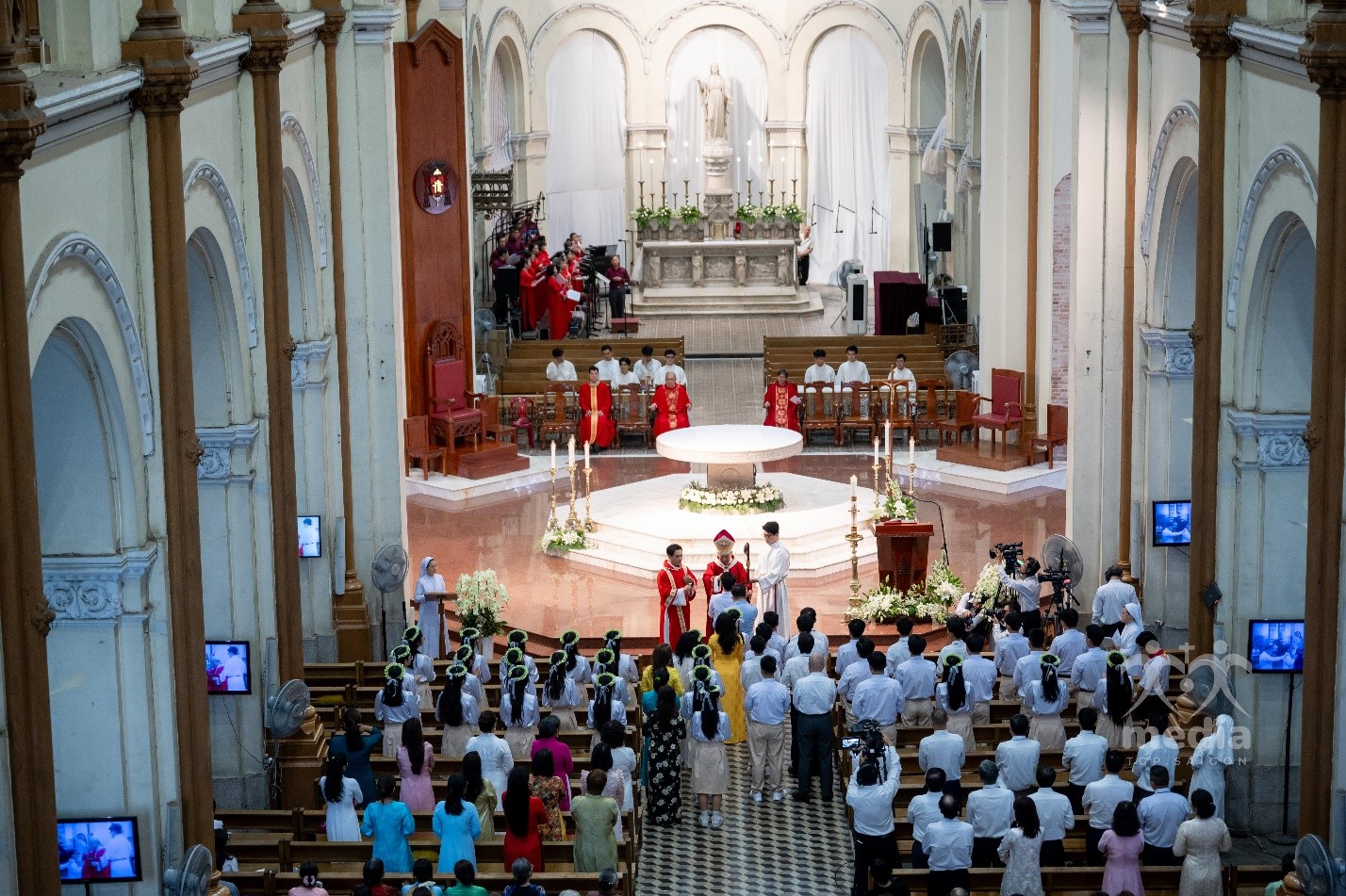 Nhà thờ Đức Bà Sài Gòn: 38 thiếu nhi lãnh nhận Bí tích Thêm Sức trong đại lễ Chúa Thánh Thần Hiện Xuống