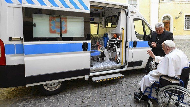 Đức Thánh Cha tặng chiếc xe cứu thương thứ 3 cho một bệnh viện ở Ucraina