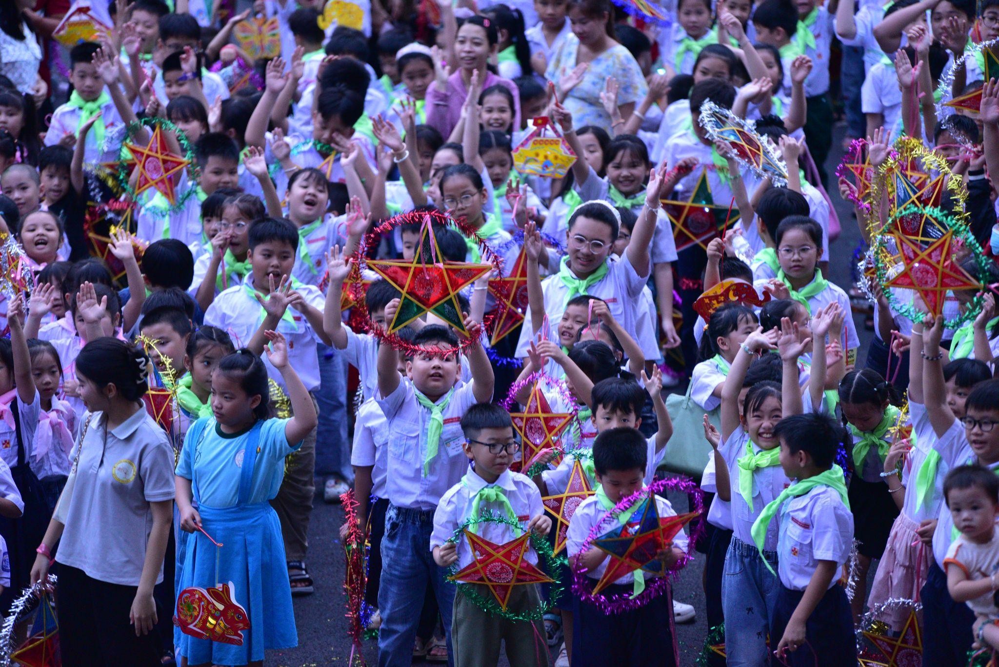 Thiếu nhi Giáo xứ Thánh Phaolô vui đón “Vầng trăng yêu thương”