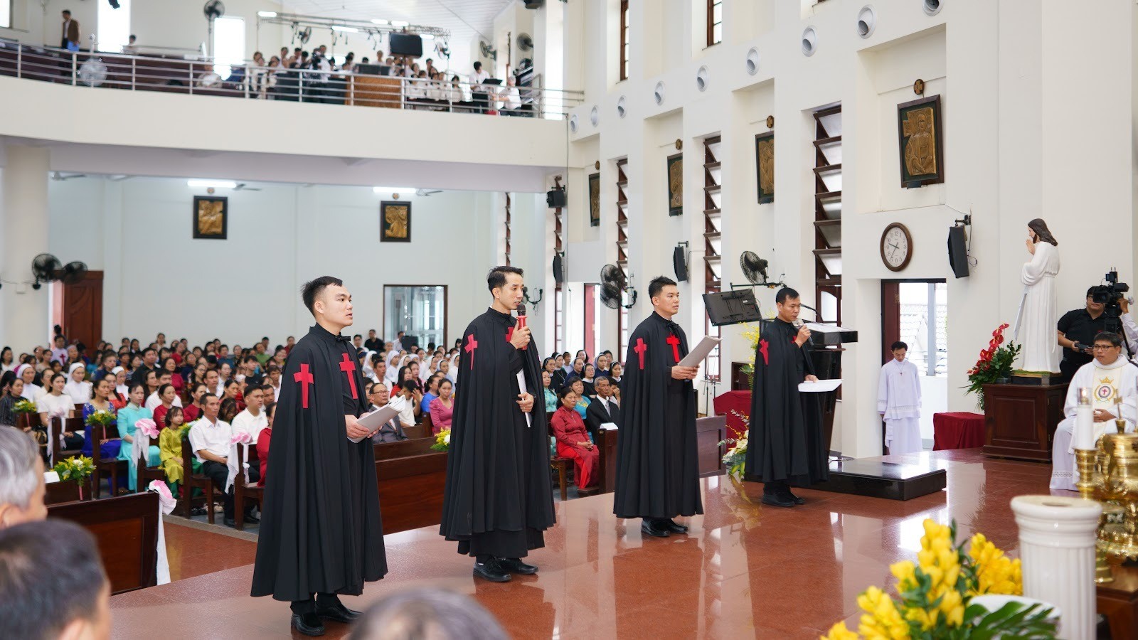Dòng Tá viên Mục vụ Bệnh nhân - Camillo: Bốn Tu sĩ Tuyên Khấn Trọn Đời