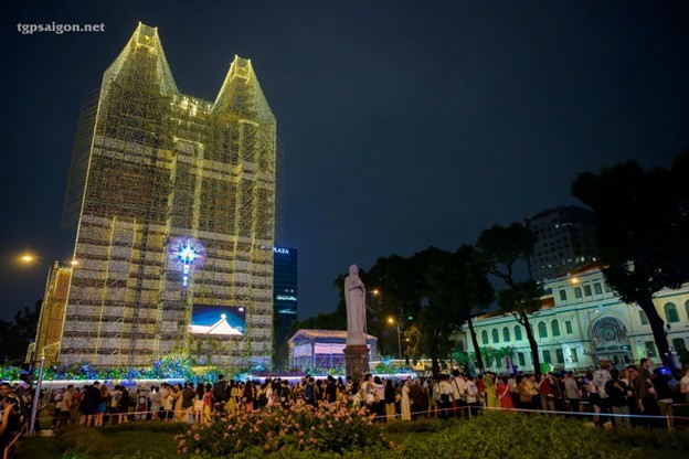 Thánh lễ Đêm Giáng sinh tại Nhà thờ Chính Tòa Đức Bà Sài Gòn:  Ngôi Lời làm người ban bình an cho nhân loại