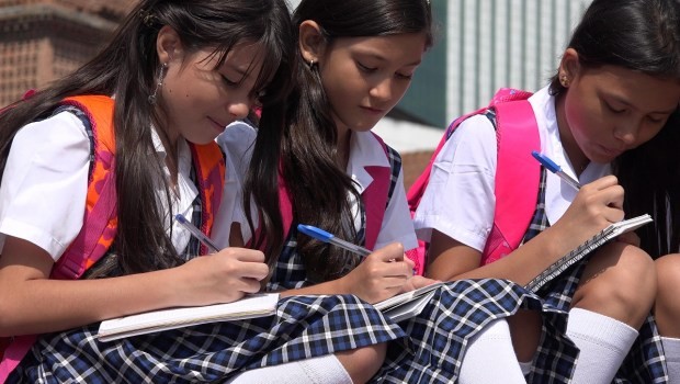 Trường Công Giáo đầu tiên trên thế giới là trường nào?