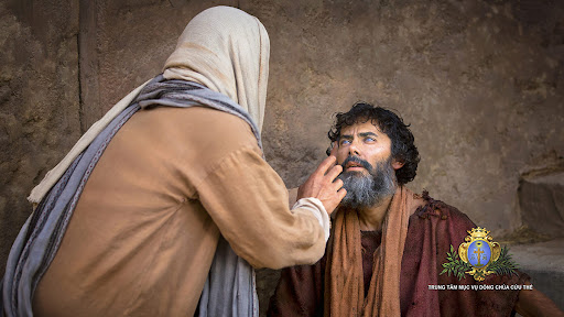 Từ cái chạm "lấm lem" của Chúa đến bức ảnh vui của cha - sự gần gũi