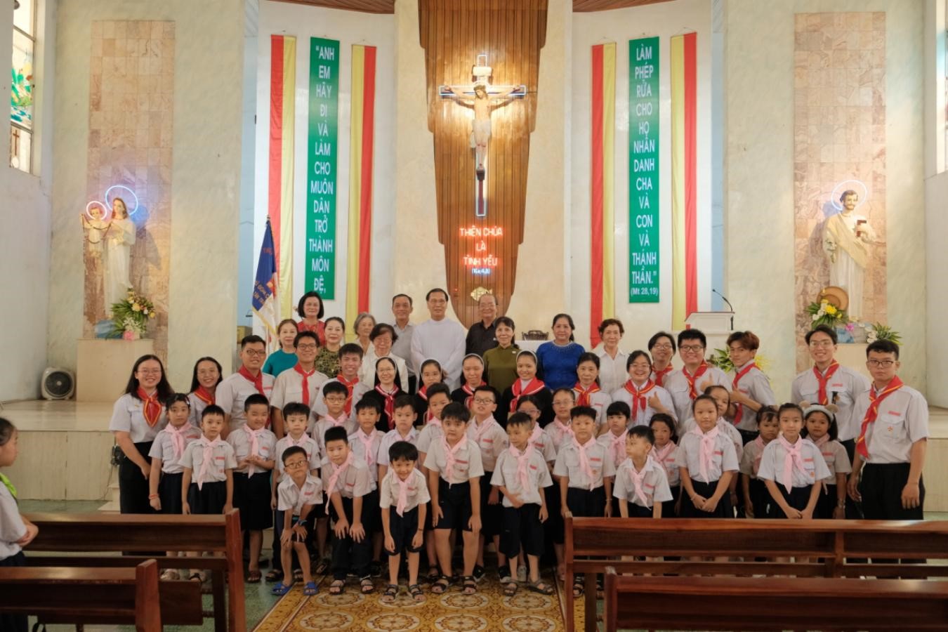 Giáo xứ Tân Trang: Lễ Chúa Ba Ngôi - Bổn mạng Đoàn Thiếu nhi Thánh Thể