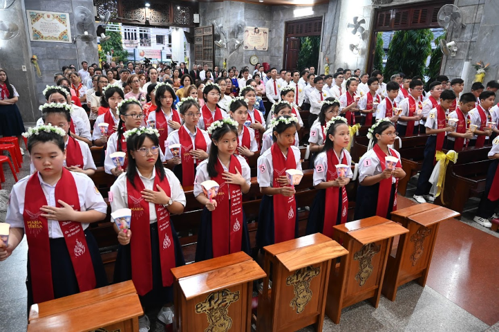 Giáo xứ Vĩnh Hòa: 40 em thiếu nhi  lãnh nhận Bí tích Thêm Sức - 2024