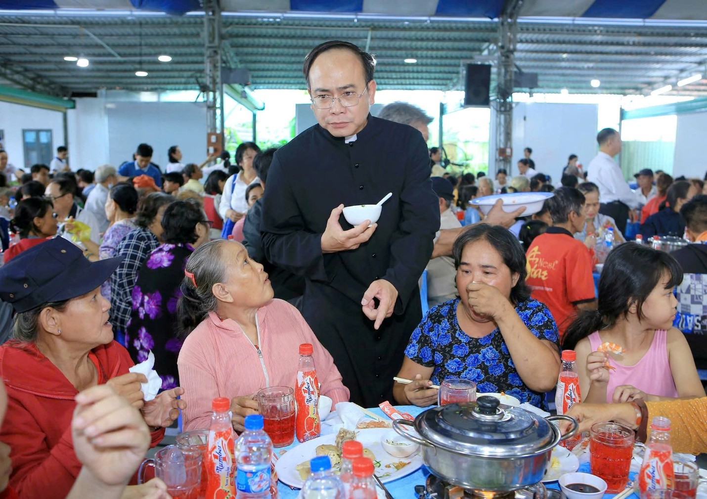 Bữa cơm nhân ái: tình yêu thương và hiệp thông tại giáo họ Vĩnh Lộc