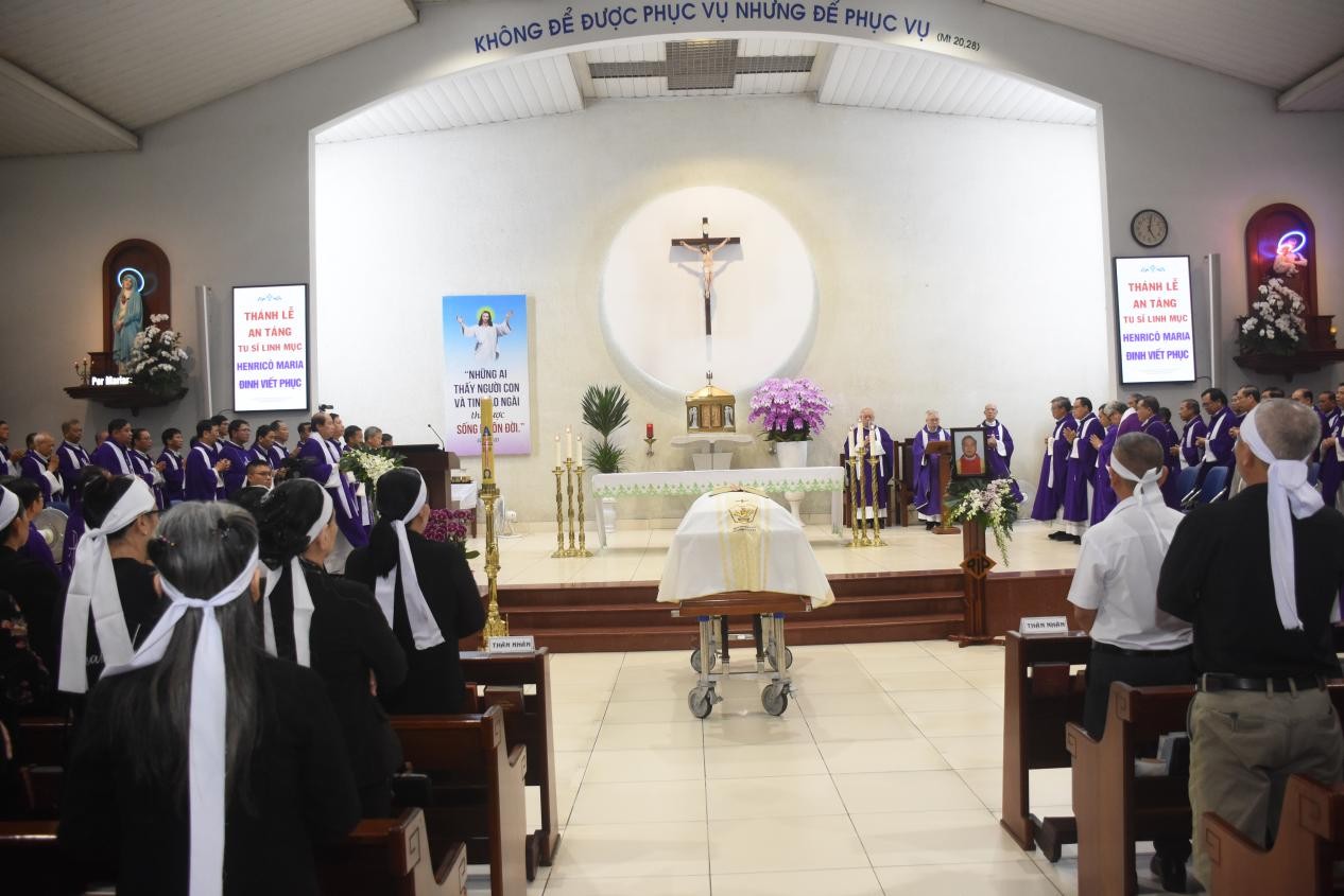 Dòng Mẹ Chúa Cứu Chuộc: Thánh lễ an táng Tu sĩ Linh mục Henricô Maria Đinh Viết Phục