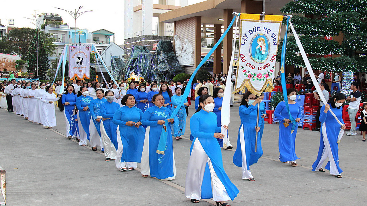 Giáo xứ Tân Phú: Cung nghinh Chúa Hài Đồng và Thánh lễ Giáng sinh 2022