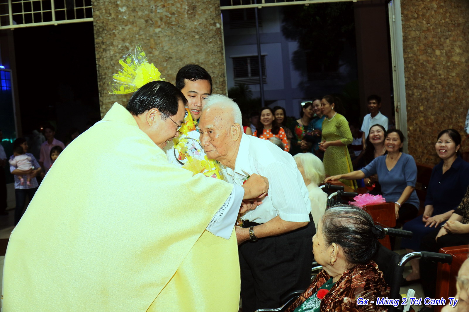 Giáo xứ Tân Phú: Chúc thọ và tặng quà