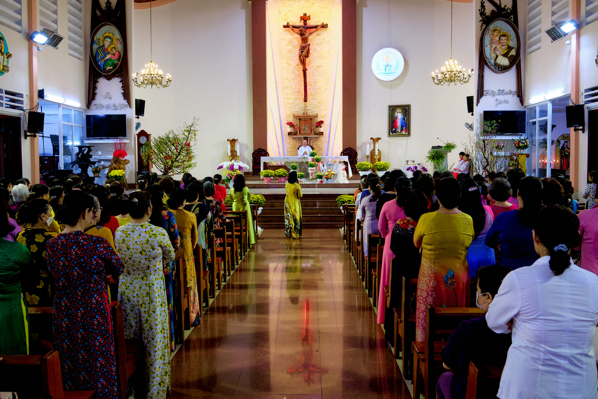 Các bà mẹ Công giáo hạt Xóm Mới dâng thánh lễ cầu bình an năm mới