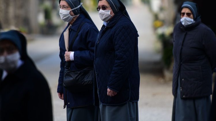 Các nữ tu của người nghèo Palazzolo trên chiến hào của mặt trận virus corona