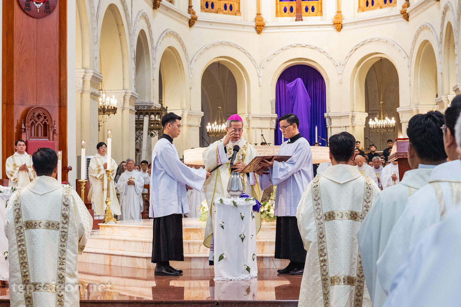 Nhà thờ Đức Bà Sài Gòn: Thánh lễ Truyền Dầu 2024