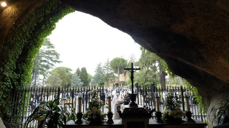 ĐTC sẽ kết thúc tháng “Marathon cầu nguyện” đọc kinh Mân Côi tại Vườn Vatican