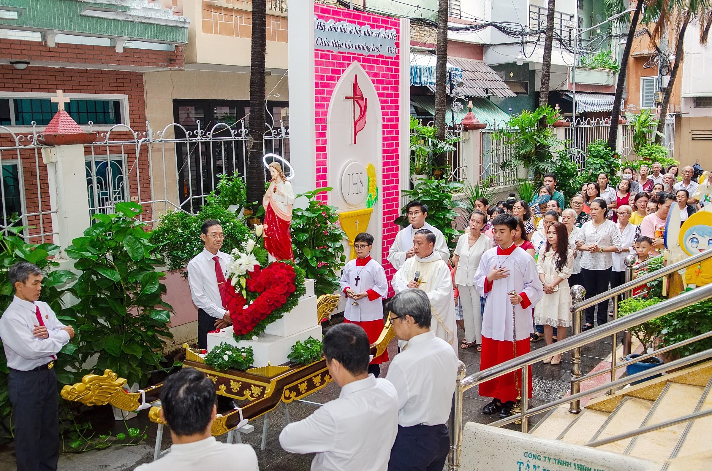 Thánh lễ trọng thể tôn vinh Thánh Tâm Chúa Giêsu mừng bổn mạng Gia đình Phạt Tạ Thánh Tâm giáo xứ Nam Thái