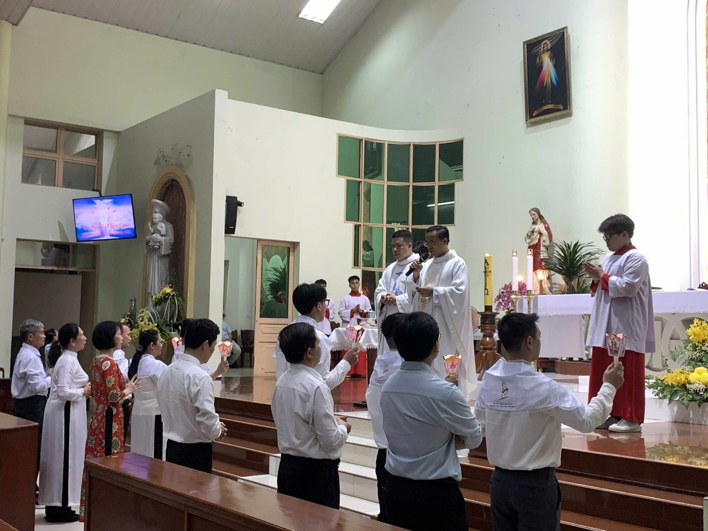Thánh lễ ban các Bí tích Khai Tâm Kitô tại giáo xứ Lam Sơn - 2025
