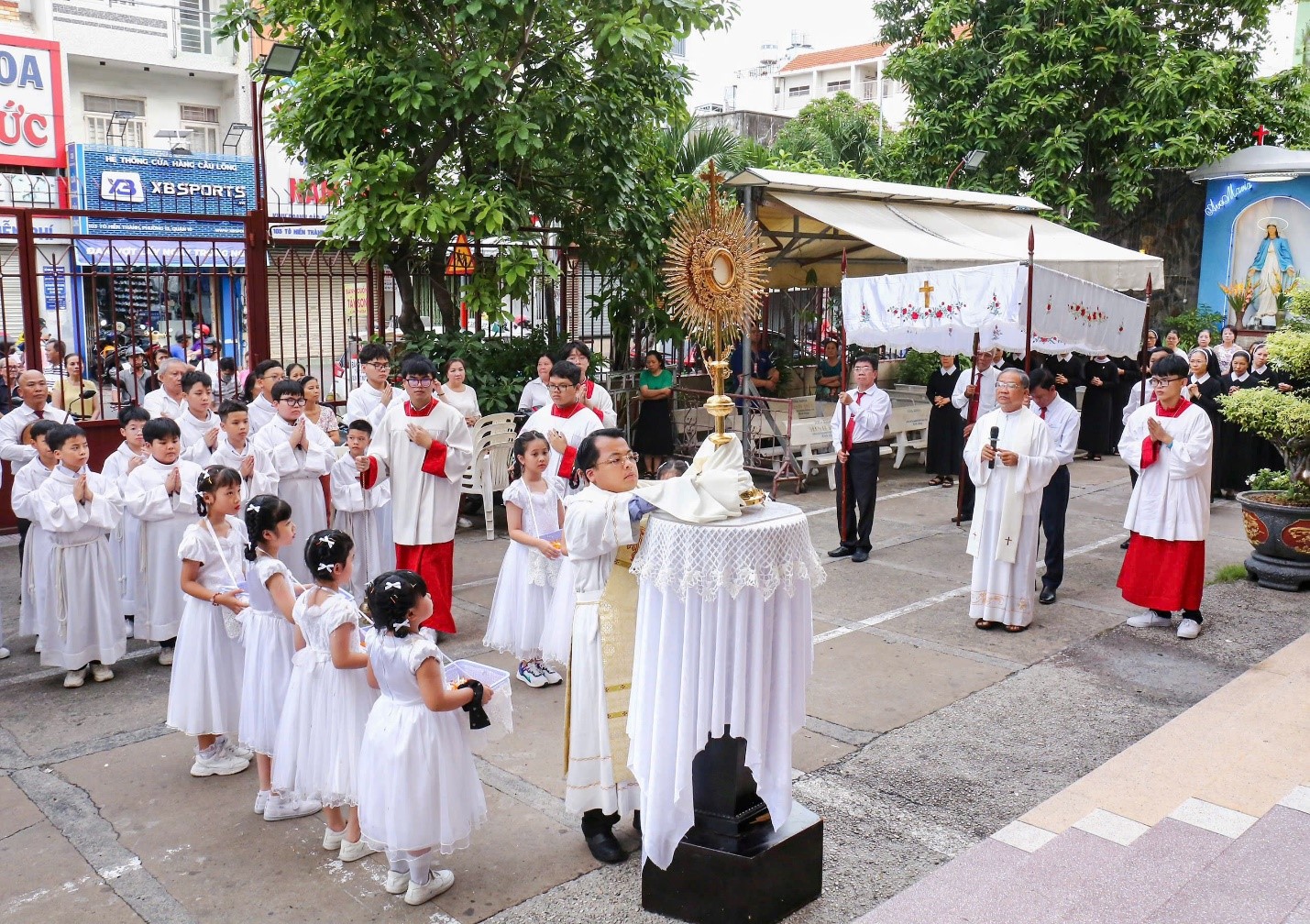 Giáo xứ Hòa Hưng: Cung nghinh Thánh Thể - trung tâm đời sống Kitô hữu
