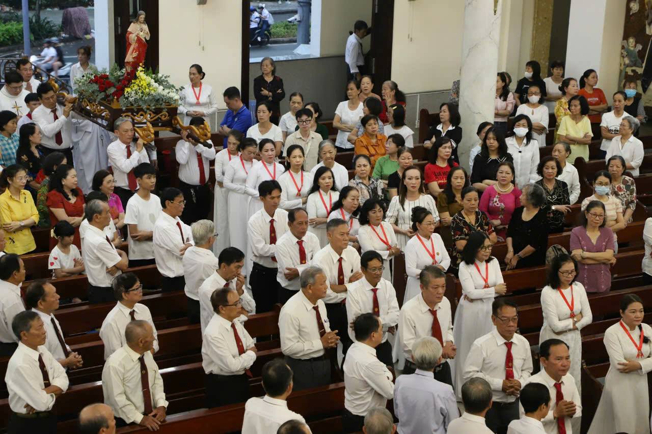 Giáo xứ Bắc Hà: Gia đình Phạt Tạ Thánh Tâm mừng Lễ Thánh Tâm Chúa Giêsu - 2025