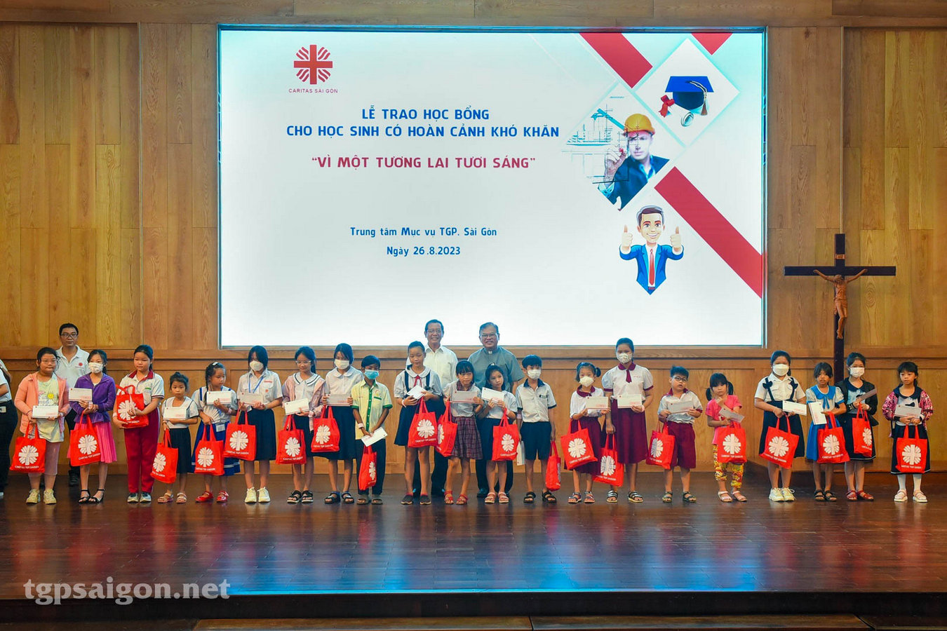 Caritas Tổng Giáo Phận Sài Gòn: Trao học bổng cho học sinh nghèo