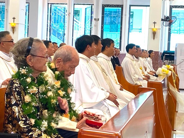 Mừng 77 năm hôn phối: Chứng tá về một tình yêu trung tín
