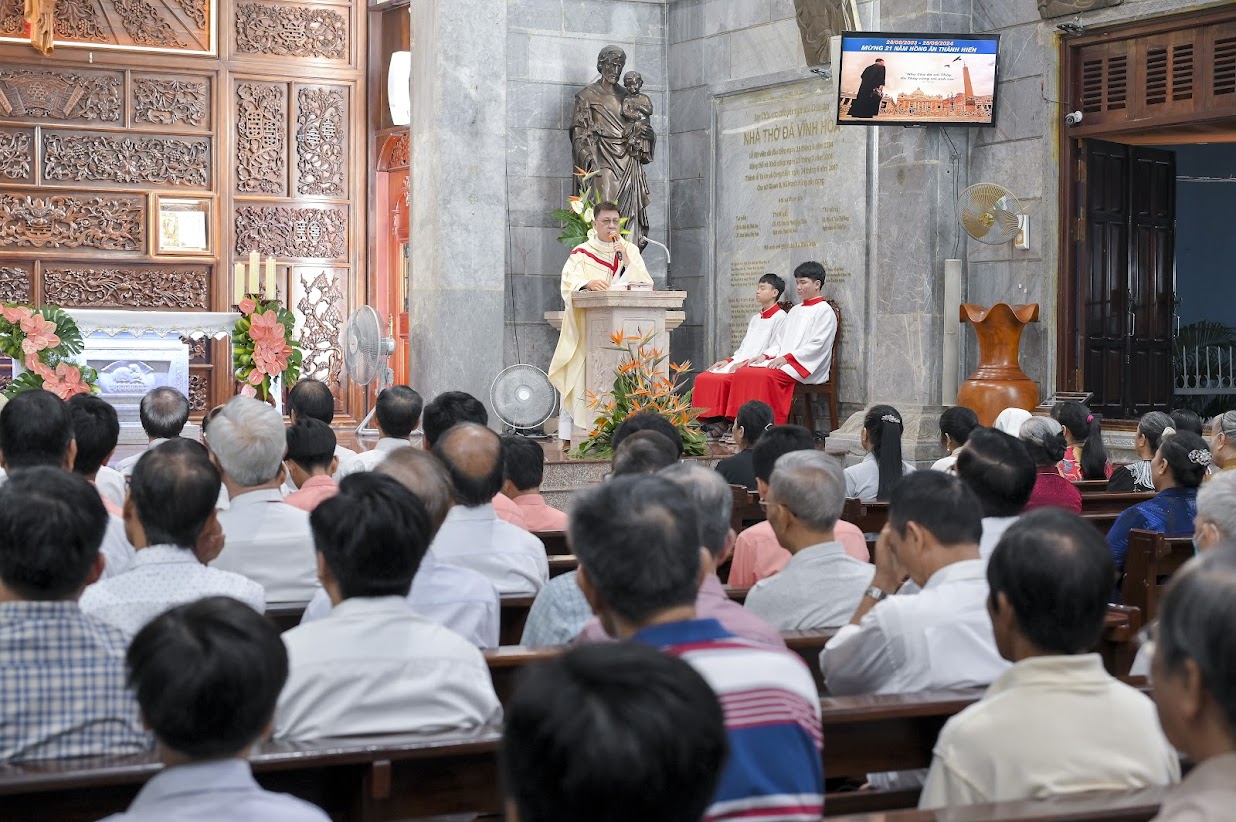 Giáo xứ Vĩnh Hòa: Thánh lễ kỷ niệm 21 năm hồng ân linh mục Cha Sở