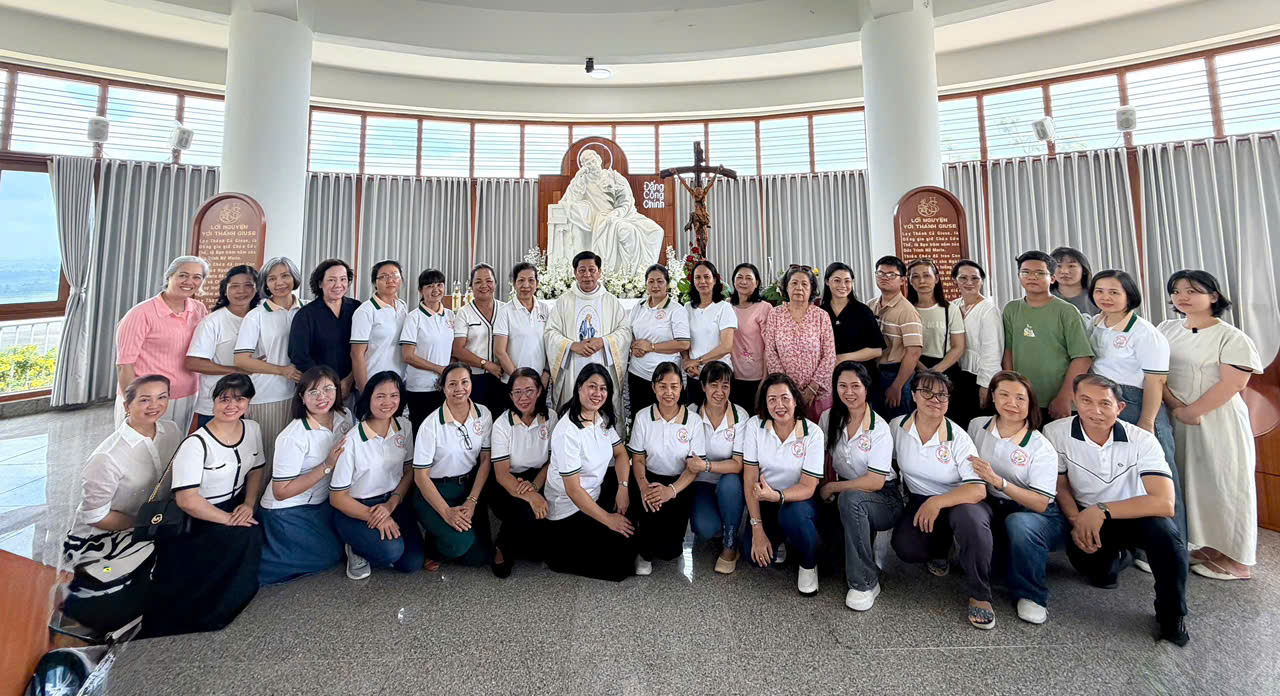 Giáo chức Công Giáo hạt Xóm Mới: Hành hương Đức Mẹ Núi Cúi - Học cách cúi xuống phục vụ