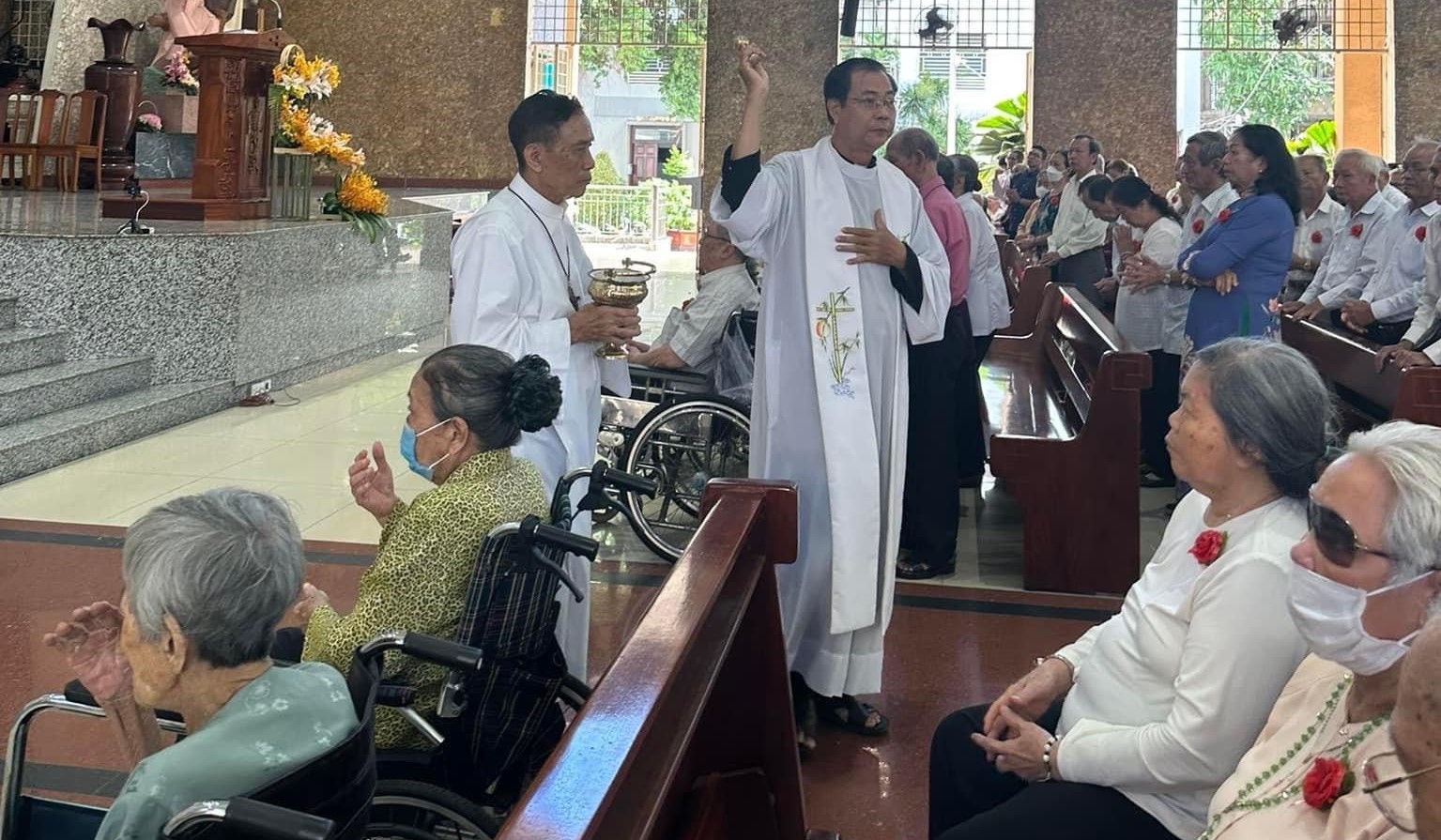 Caritas giáo xứ Tân Phú trong ngày lễ mừng ngày thế giới ông bà và người cao tuổi