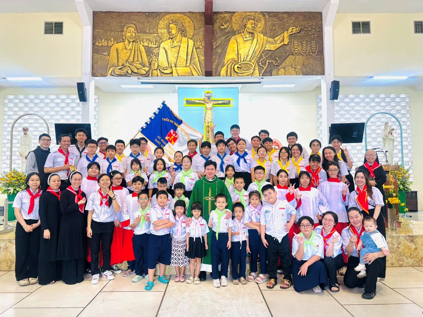 Giáo xứ An Bình mừng Bổn mạng Xứ đoàn Têrêsa, ca đoàn Seraphim và vui Trung Thu