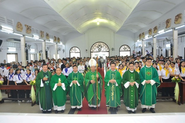 Giáo xứ Thánh Martinô: lãnh nhận hồng ân Thêm Sức và Rước lễ lần đầu