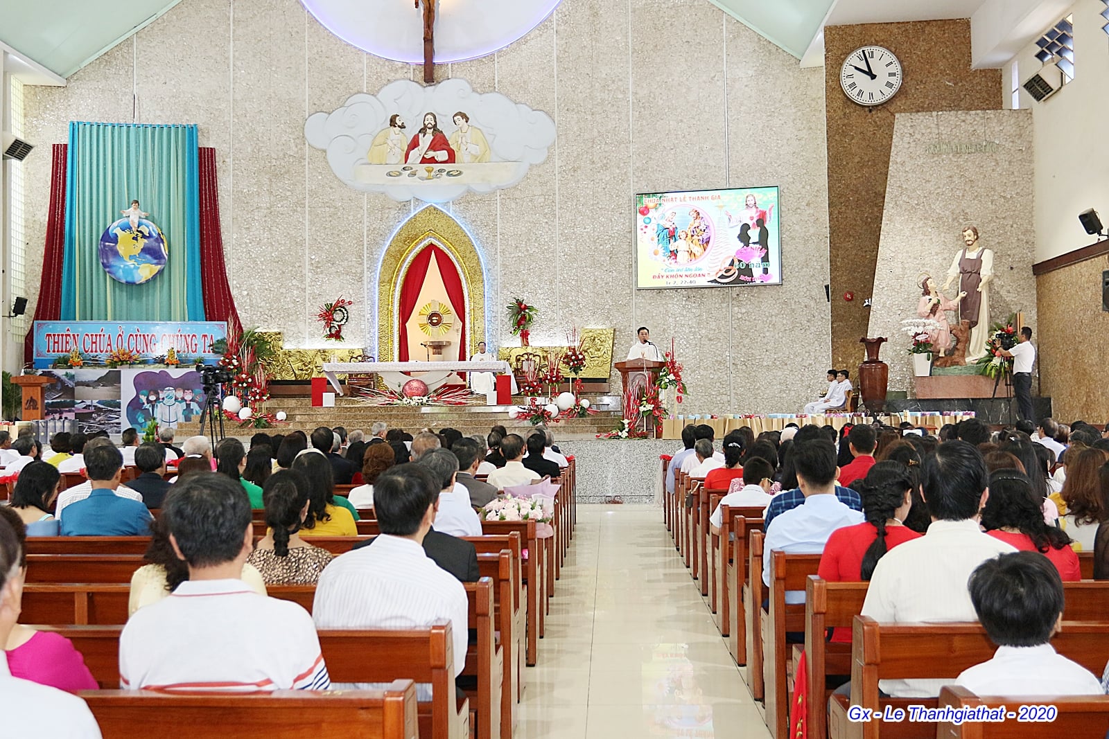 Giáo xứ Tân Phú: Kỷ niệm hôn phối trong ngày Lễ Thánh Gia 2020