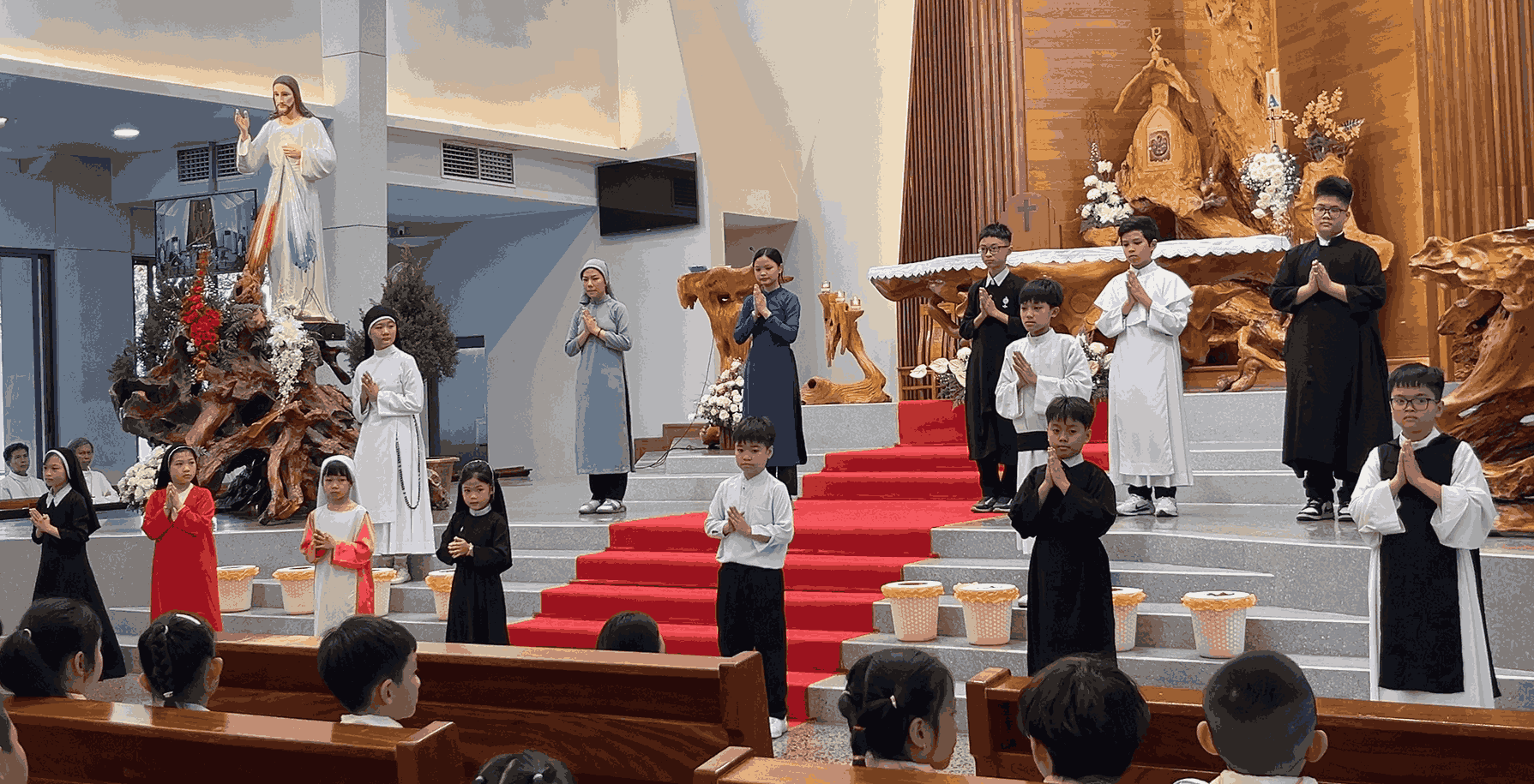 Thiếu nhi Giáo xứ Tân Đức hướng về Chúa Giêsu - Vị Mục Tử Nhân Lành