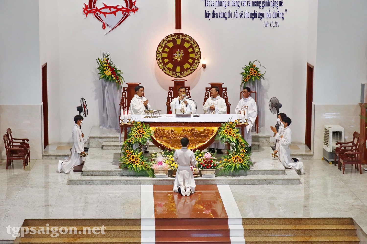 Giáo xứ Tân Đông: Kỷ niệm 3 năm cung hiến Thánh Đường và Bàn thờ