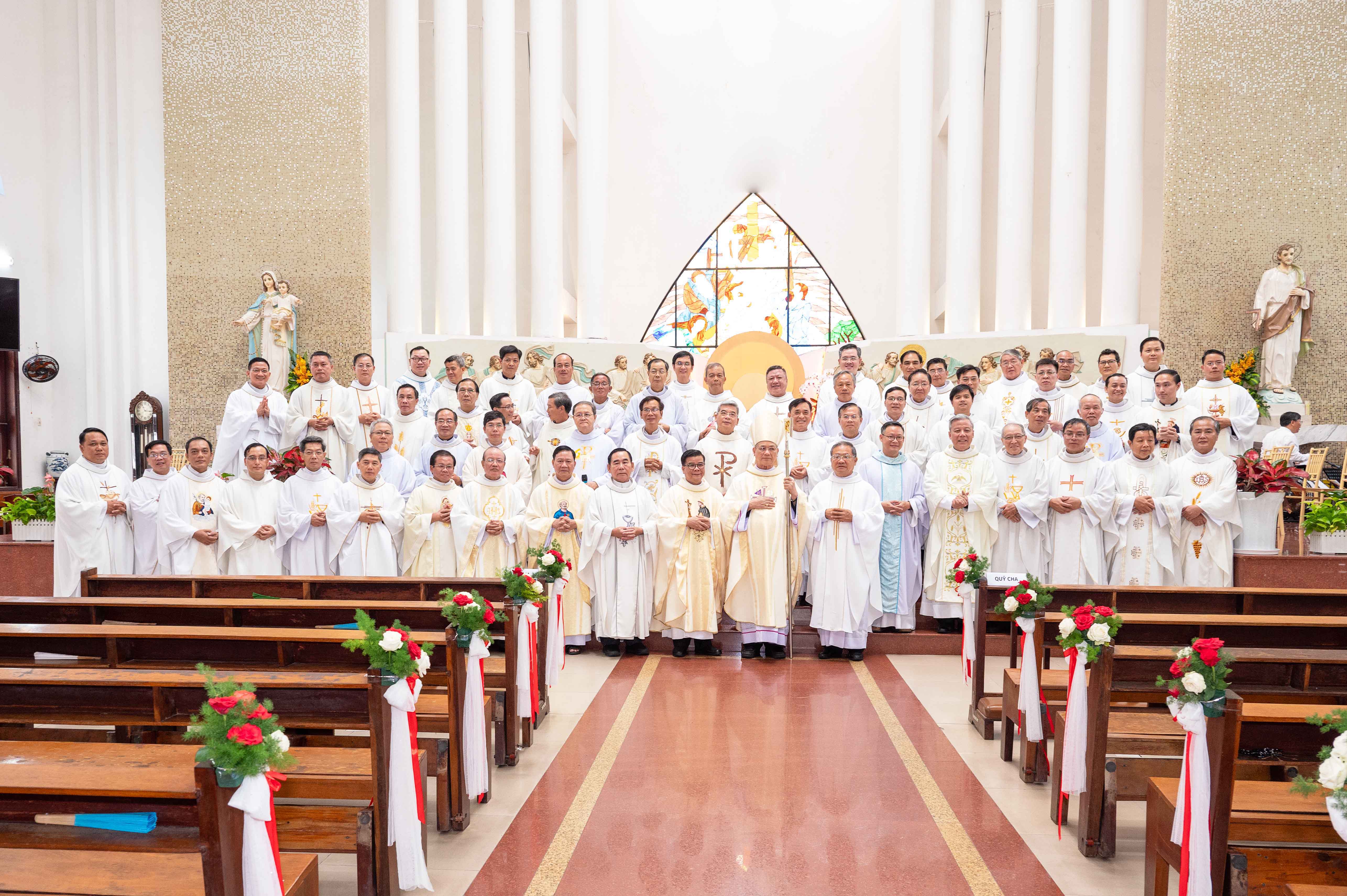 Giáo xứ Tân Phước: Thánh lễ Tạ ơn mừng Ngân khánh linh mục cha chánh xứ