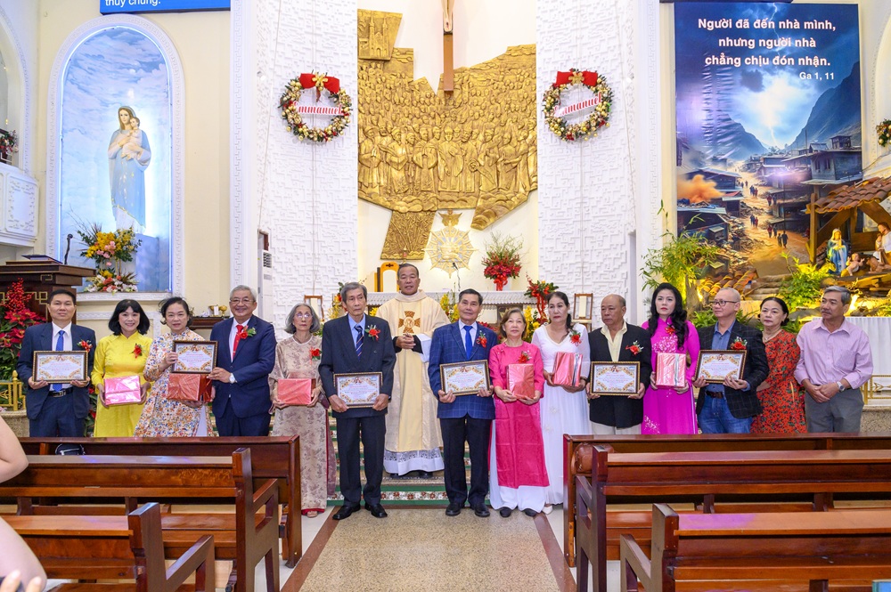 Giáo xứ Vườn Xoài: Thánh lễ kính Thánh gia, kỷ niệm các đôi hôn phối