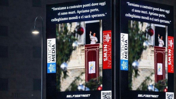 Hình ảnh Đức Thánh Cha thắp sáng Rôma trong mùa Giáng Sinh