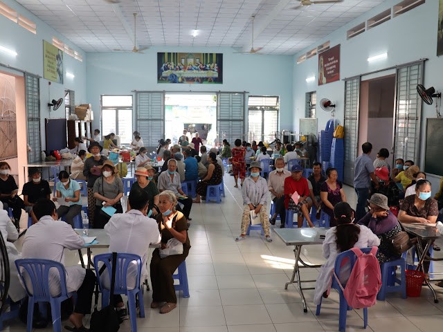 Dòng Mẹ Chúa Cứu Chuộc: Khám bệnh, phát thuốc miễn phí cho người khó khăn