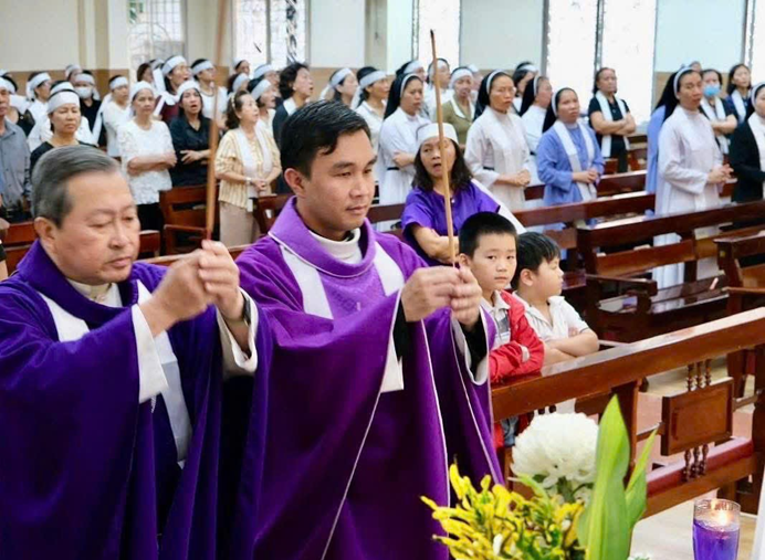 Giáo xứ Phú Hạnh:  Thánh lễ phát tang Đức cố Hồng Y Gioan Baotixita