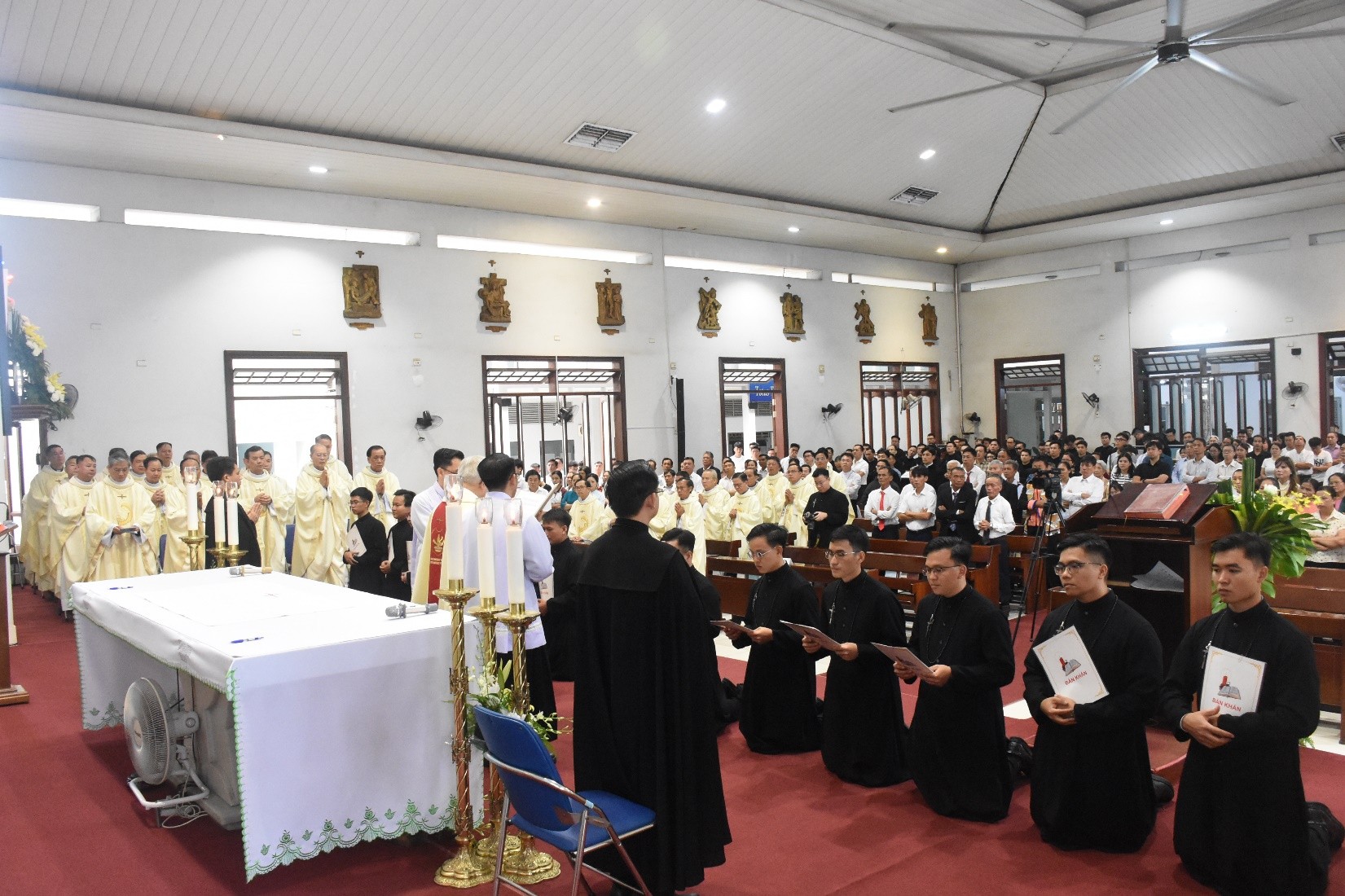 Dòng Mẹ Chúa Cứu Chuộc: Thánh lễ tuyên khấn lần đầu của 12 tu sĩ