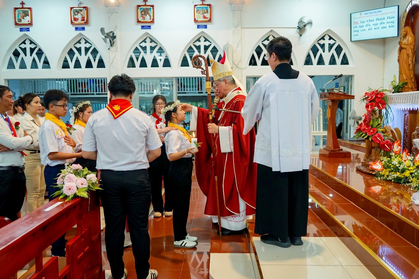 Giáo điểm Tin Mừng: Thánh lễ ban Bí tích Thêm Sức cho 25 thụ nhân