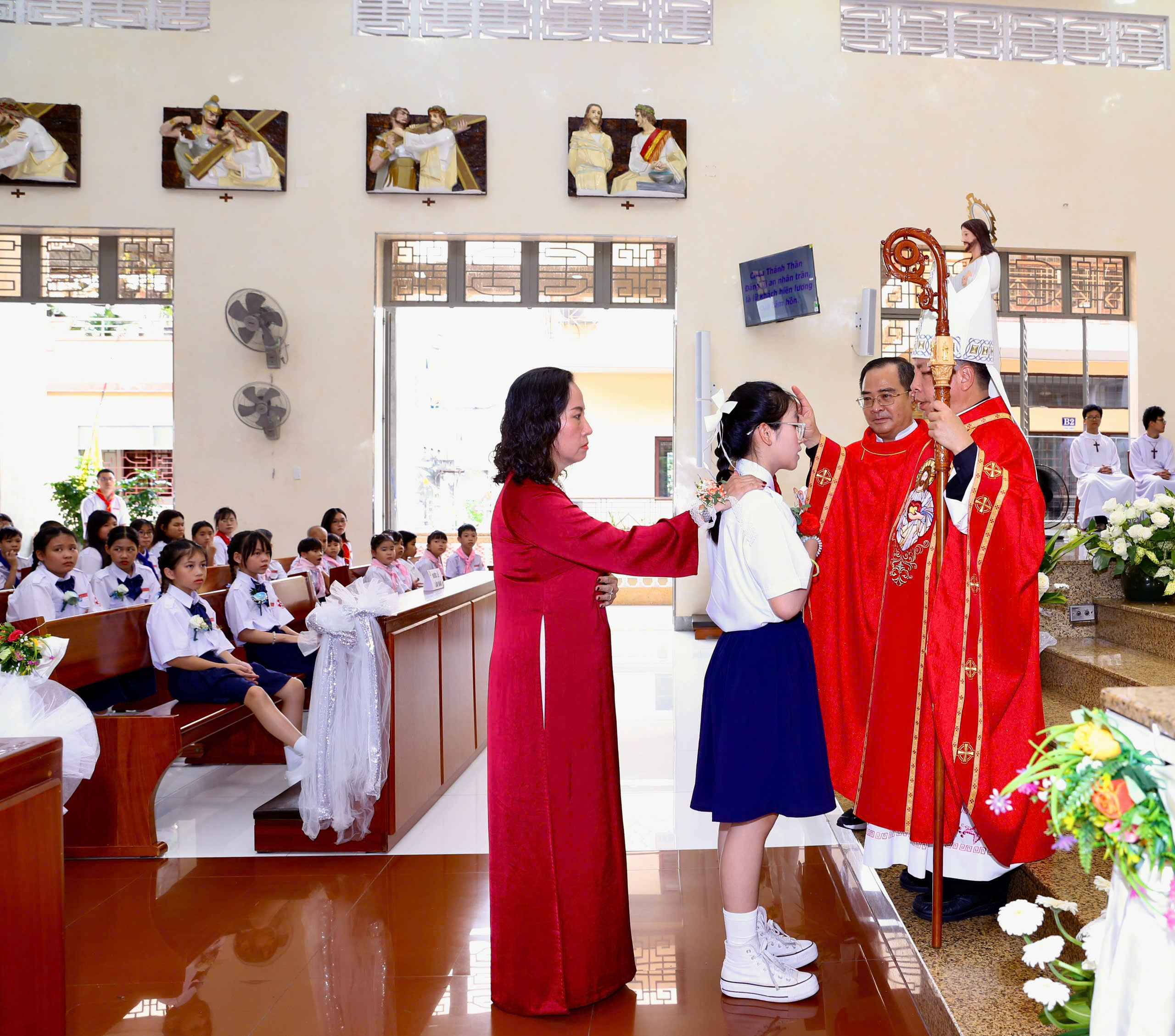 Giáo xứ Vinh Sơn - Ông Tạ: 45 thiếu nhi lãnh nhận Bí tích Thêm Sức và Rước Lễ Lần Đầu