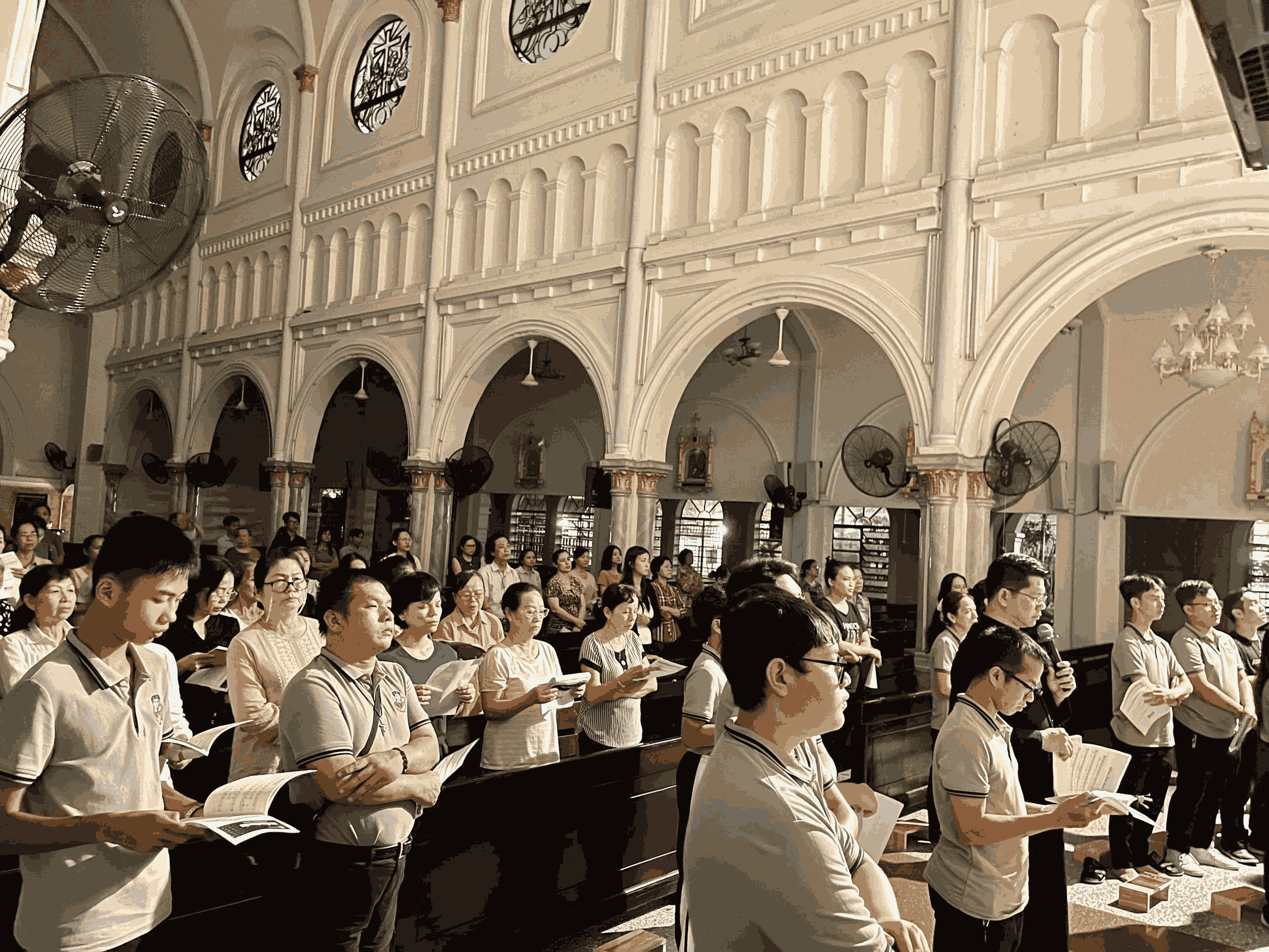 Giới trẻ giáo xứ Xóm Chiếu: Giờ cầu nguyện Taizé