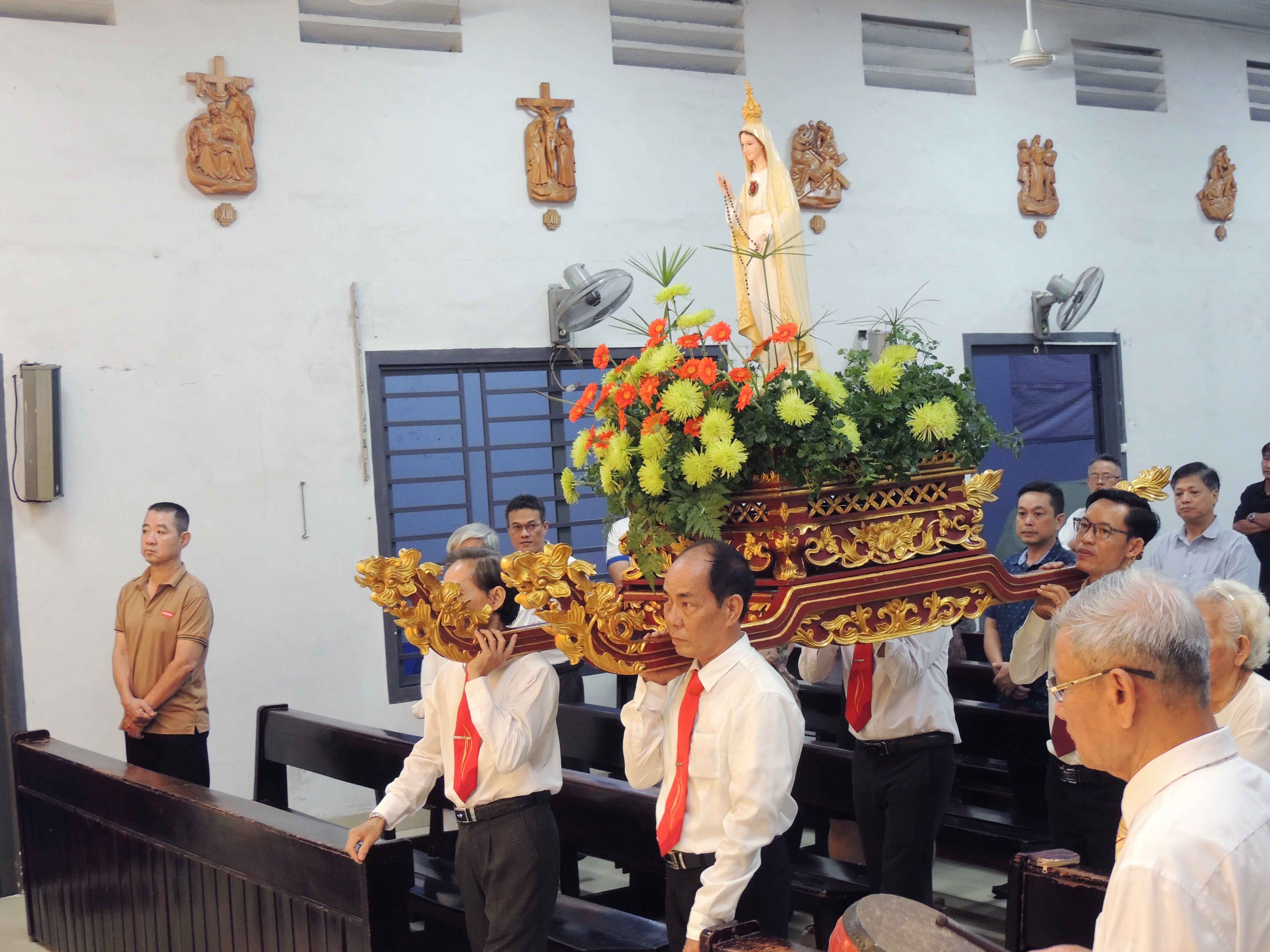 Giáo xứ Xây Dựng mừng lễ Các Thánh Nam Nữ, kết thúc Tháng Mân Côi