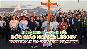 Khoảnh Khắc Lịch Sử: Đức Giáo hoàng Lêô XIV rước Thánh Giá Năm Thánh cùng 1 triệu bạn trẻ tại Rôma