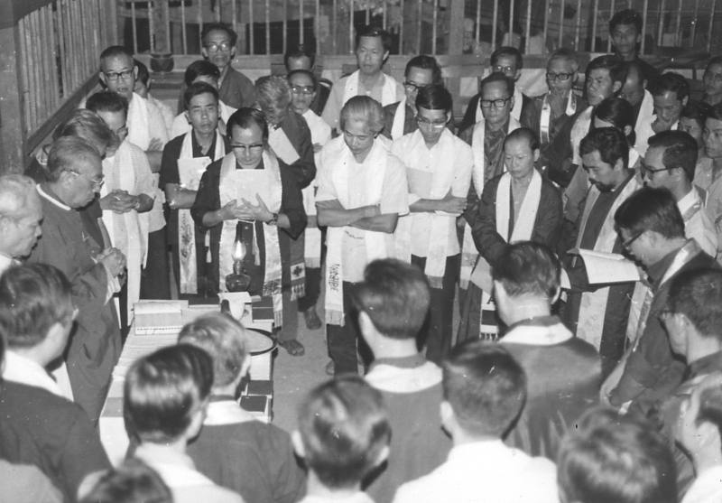 ĐTGM Phaolô Nguyễn Văn Bình và linh mục tu sĩ tại nông trường Củ Chi