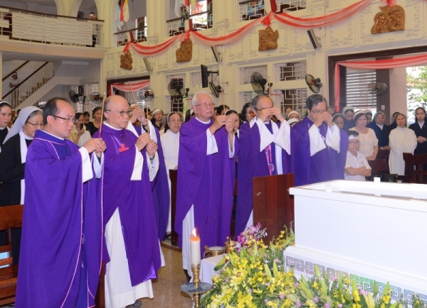 Quý cha dâng hương trước linh cữu Đức Ông Phanxicô Borgia 