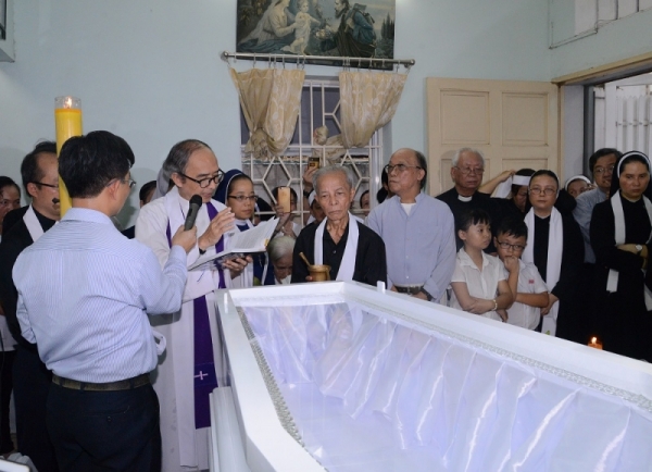 Cha Phêrô, giám đốc Trung tâm mục vụ cử hành nghi thức tẩn liệm