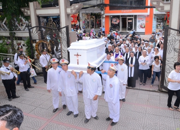 Di quan từ tư gia về nhà thờ Vườn Xoài