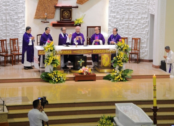 Thánh lễ đồng tế do cha Giuse Phạm Bá Lãm, chánh xứ Hòa Hưng kiêm hạt trưởng Phú Thọ chủ tế